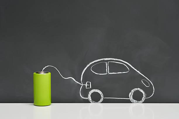 Dessin à la craie d'une voiture électrique reliée à une pile électrique verte