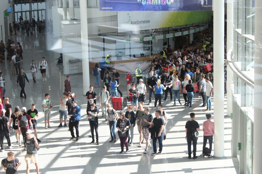 Hall d'un espace de conférence avec un groupe de gens